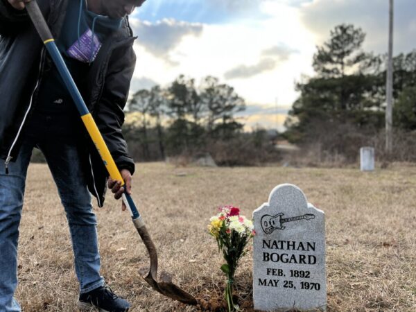 Mt. Zion Memorial Fund research specialist Abdulrahman Ajibola installing the headstone of Nathan Beauregard on January 8, 2023.